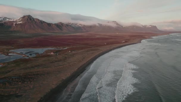 Luchtpop Achteruit Golven Het Strand Van Ijsland Bergketen Achtergrond — Stockvideo