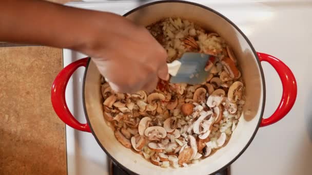 Mexendo Cebolas Especiarias Uma Panela Cheia Cogumelos Fatiados Para Saut — Vídeo de Stock