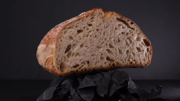 Nyílt Morzsák Sourdough Kenyér Fekete Háttér Közelről Statikus — Stock videók