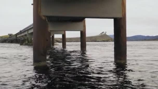 Вид Ржавым Мостом Атлантическом Океане Движущейся Водой — стоковое видео