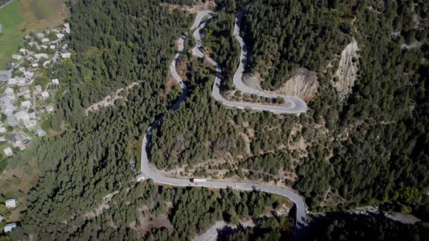 車の山の側に風の強い道路を運転 木々の岩の頂上に向かって非常に急な登るライン 上から4Kで撮影 — ストック動画