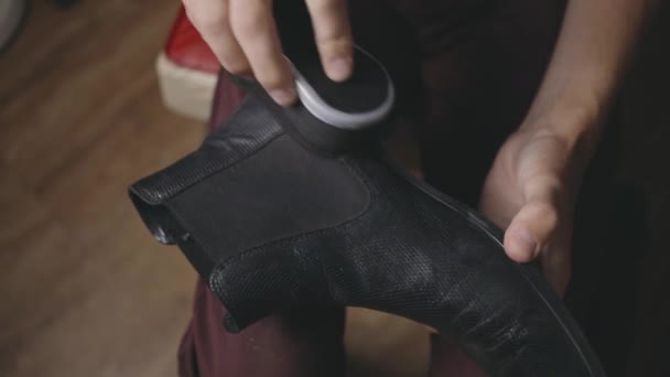 Homem Polimento Sapatos Couro Close — Vídeo de Stock