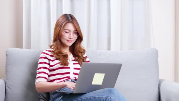 Mujer Asiática Joven Sentada Sofá Usando Portátil Para Comprar Línea — Vídeos de Stock