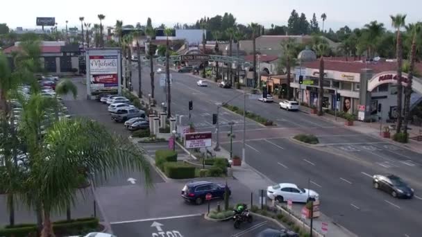 Levantamiento Aéreo Sobre Ventura Blvd Centro Comercial Encino Commons Día — Vídeo de stock