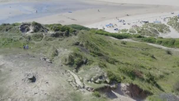 在康沃尔北部海滩上空拍摄无人驾驶飞机和航拍 碧海蓝天浪人享受海浪 — 图库视频影像