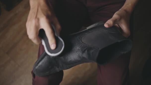 Hombre Brillando Sus Zapatos Ángulo Alto Cerca — Vídeo de stock