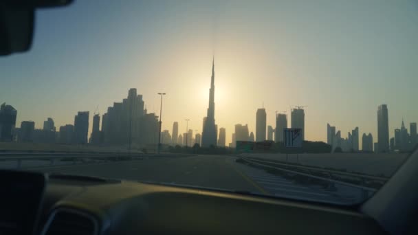 Pov Vista Dirigindo Rodovia Dubai Com Sol Por Trás Burj — Vídeo de Stock