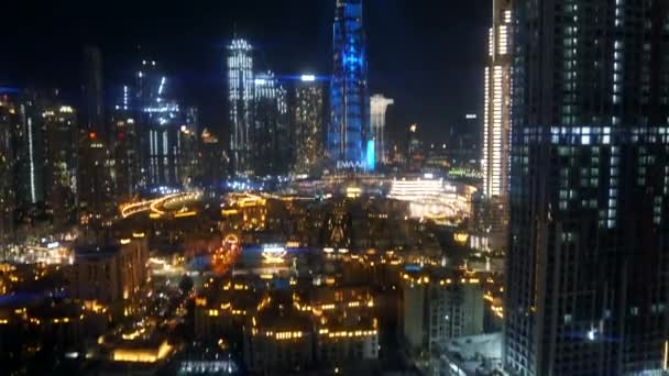 夜のライトとブルジュ ハリファの建物とイルミネートドバイのスカイライン 傾斜ビュー — ストック動画