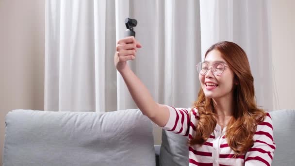 Lány Csinál Vlog Házában Tartja Kamera Kezében — Stock videók