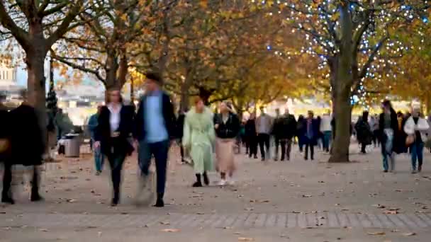 英国ロンドンのサウスバンクのOxo近くで秋のラッシュ — ストック動画