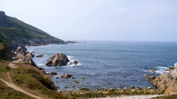 Oceano Costa Con Scogliere Riva Del Mare Mare Che Colpisce — Video Stock