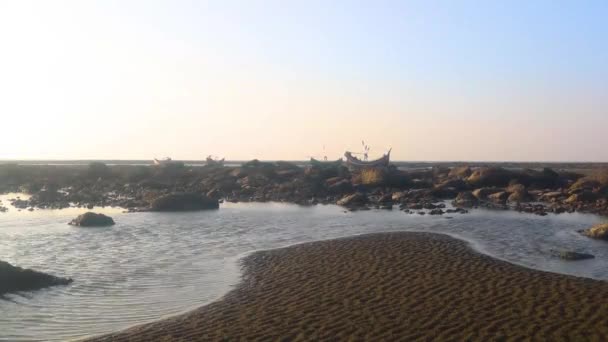Vista Playa Arena Mar Bahía Bengala Barco Madera Tradicional Isla — Vídeo de stock