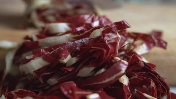 用一把锋利的小刀在厨房的木板上把女人的手切到了意大利厨房的尽头 家庭烹饪和健康食品概念 — 图库视频影像
