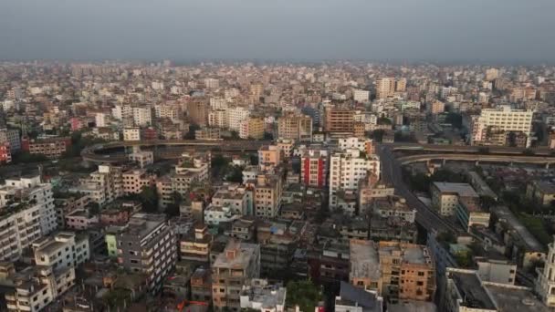 Skyline Smoggy Dhaka Com Tráfego Estrada Vista Aérea Cidade Densamente — Vídeo de Stock