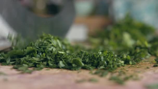 在她厨房的木板上 有一把意大利切菜刀 上面有一把非常锋利的平底锅女人的手在快速切绿色欧芹 家庭烹饪和健康食品概念 — 图库视频影像
