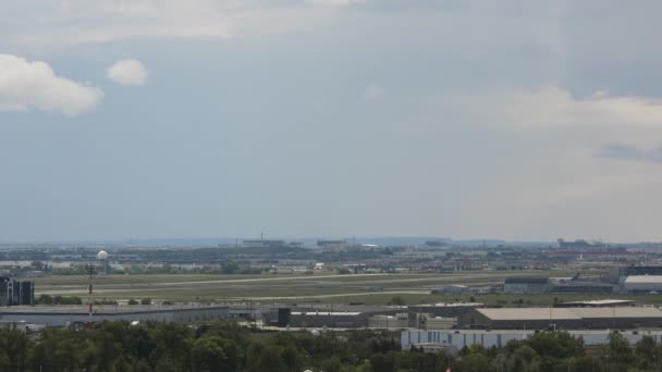 多云天气下 多伦多Yyz皮尔逊国际机场跑道和城市景观的时差 — 图库视频影像