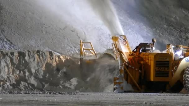 Mesin Berat Membersihkan Tumpukan Salju Dan Memuntahkannya Kanada Pada Tanggal — Stok Video