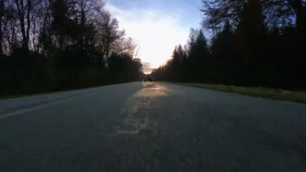 Seguindo Carro Condução Rápida Uma Estrada Pôr Sol Motoristas Inferiores — Vídeo de Stock