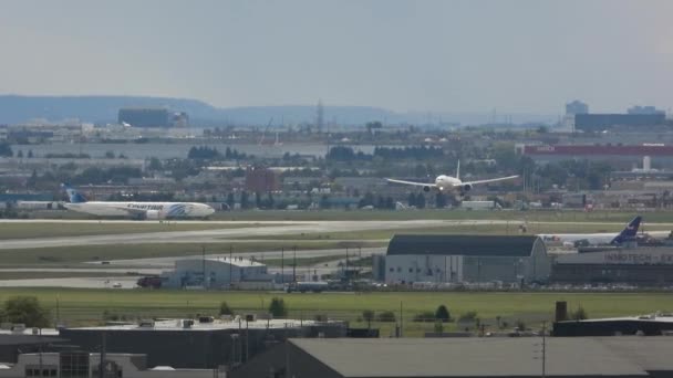 トロントの滑走路に飛行機の土地を到着 ピアソン国際空港オンタリオ州ミシサガの昼間 — ストック動画