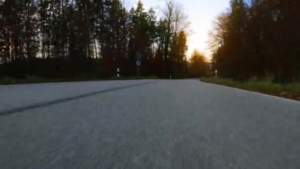 Conduire Dans Une Large Courbe Tandis Que Soleil Couche Perspective — Video