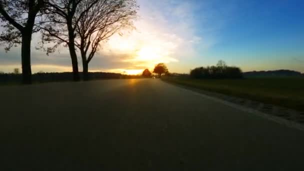 Jazda Podświetlenie Przechodzącego Słońca Wiejskiej Ulicy Widoku Pierwszej Osoby Kierowcy — Wideo stockowe
