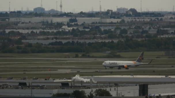 Condor Airbus Taxiing Runway Toronto Pearson Airport Canada Takeoff Largura — Vídeo de Stock