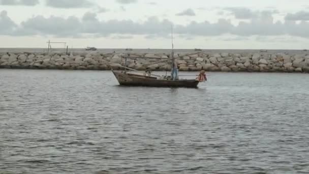 Rybářská Loď Chobotnice Kotvící Přístavu Khao Takiab Loď Chráněná Skalnatým — Stock video