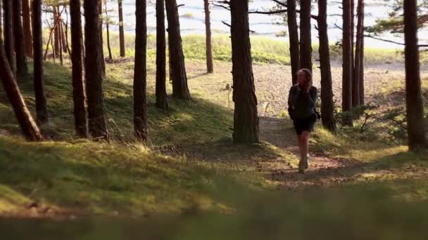 Meisje Dat Een Bospad Loopt Duinen Buurt Van Zee Solo — Stockvideo