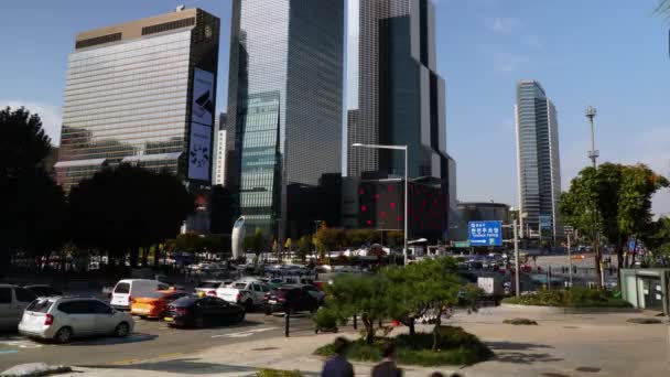 Samseongs Stasjonstrafikk Folkemengder Med Høyreiste Coex Tårn Seoul Skyline Statisk – stockvideo