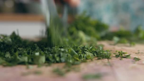 在她厨房的木板上用一把意大利锋利的切刀快速切碎绿色欧芹 家庭烹饪和健康食品概念 — 图库视频影像