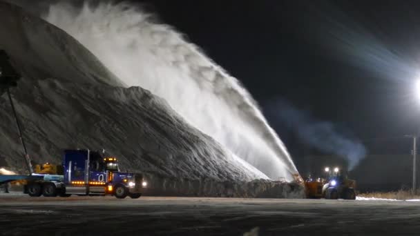 在加拿大一个寒冷的夜晚 一场巨大的暴风雪过后 雪地拖拉机和挖掘机组成了一个小组 准备把雪从城市的街道上移走 — 图库视频影像
