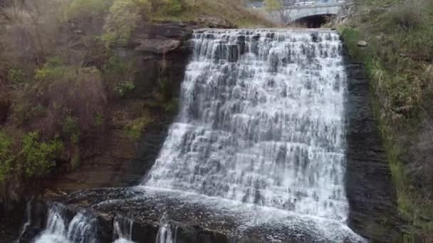 Luftaufnahme Von Sauberen Wasserfall Albion Fall Ontario Kanada Natur Unverschmutzten — Stockvideo