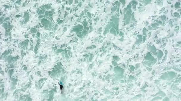 Vista Superior Drone Surfista Remando Las Aguas Profundas Del Océano — Vídeo de stock