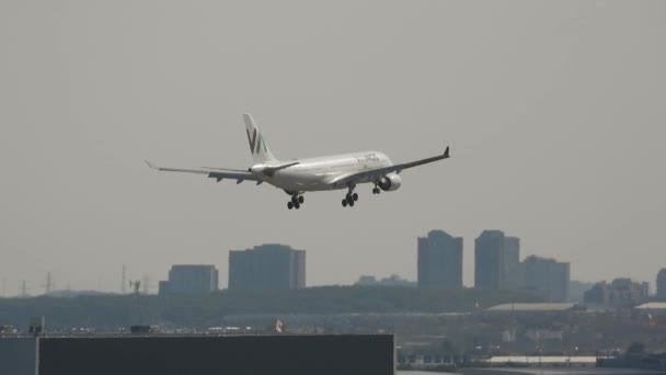 Avión Vuelo Acercándose Tierra Pista Del Aeropuerto Internacional Toronto Pearson — Vídeo de stock