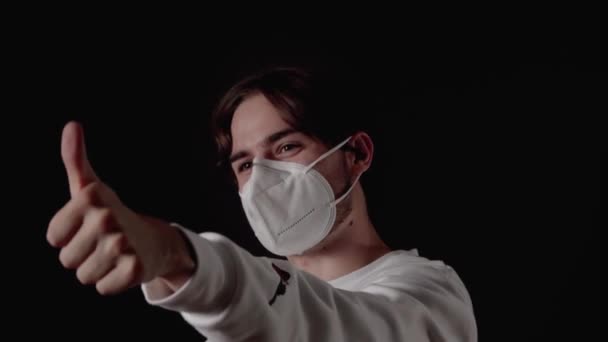 Trendiger Junger Mann Mit Gesichtsmaske Daumen Hoch Naher Schwarzer Hintergrund — Stockvideo