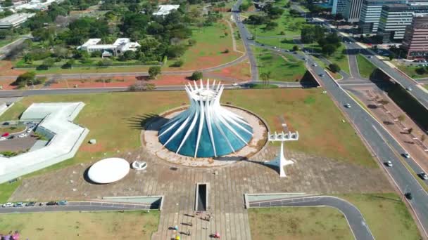 奥斯卡 尼迈耶巴西利亚大教堂的全景 巴西首都一座标志性的宗教建筑 周围有人和汽车 — 图库视频影像