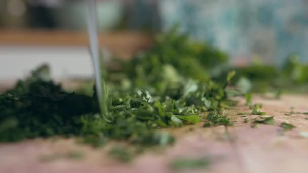 Mutfağındaki Tahta Bir Tahtanın Üzerinde Keskin Bir Talyan Bıçağıyla Maydanozu — Stok video