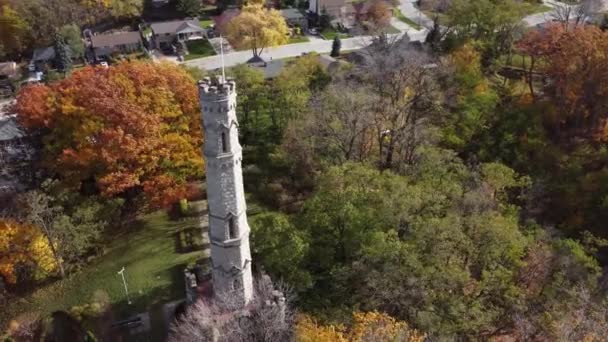 ドローンは 公園内の主要石塔の近くの航空機の閉鎖 ハミルトンオンタリオカナダの戦場の家の記念碑の周りを回転します — ストック動画