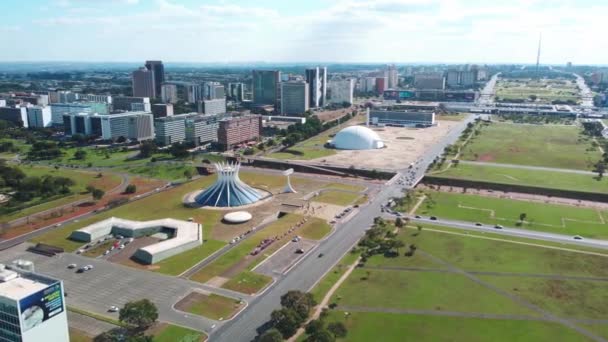 巴西利亚的空中照片显示了奥斯卡 尼迈耶大教堂在政府办公室中的形象 巴西首都一座标志性的宗教建筑 — 图库视频影像