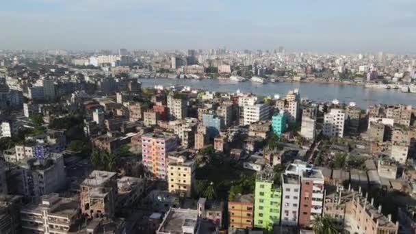 Luftflug Über Der Bevölkerungsreichen Stadt Dhaka Blick Auf Den Bootsverkehr — Stockvideo