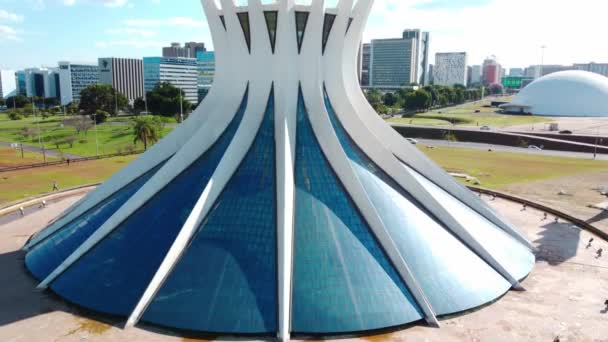 Úplný Pohled Brazilské Katedrály Oscara Niemeyera Křížem Vrcholu Kultovní Náboženská — Stock video