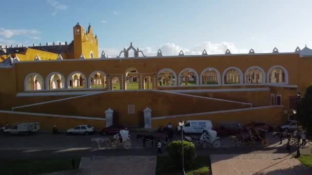 Aerial Shot Yellow Painted Convent Town México — Vídeos de Stock