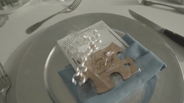 Gros Plan Une Élégante Vaisselle Mariage Avec Assiette Argentée Couverts — Video