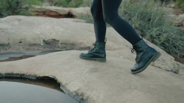 Langsames Motio Girl Beim Wandern Einer Wüstenschlucht Spaziergang Neben Regenpfützen — Stockvideo