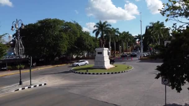 Trafik Çemberinin Eğik Çekimi Küçük Bir Şehrin Kavşağı — Stok video