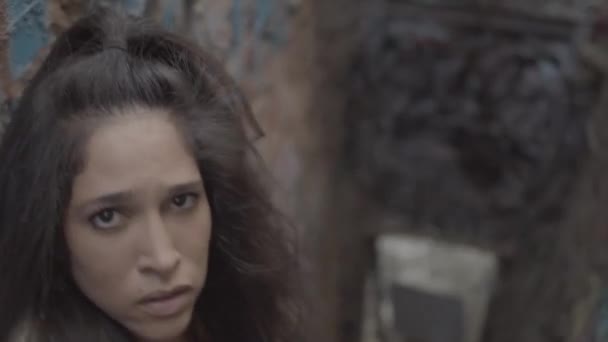 Kunstvolle Aufnahme Einer Frau Mit Langen Haaren Einem Verlassenen Treppenhaus — Stockvideo