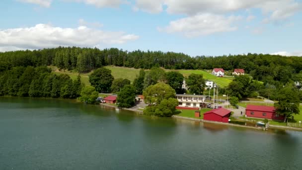 Luftaufnahme Eines Idyllischen Sees Mit Waldbäumen Und Wetterstation Oder Wetteramt — Stockvideo