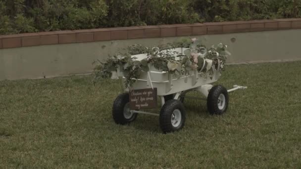 Malý Vozík Svatební Květinovou Výzdobou Bílými Růžovými Květy Zelenými Listy — Stock video