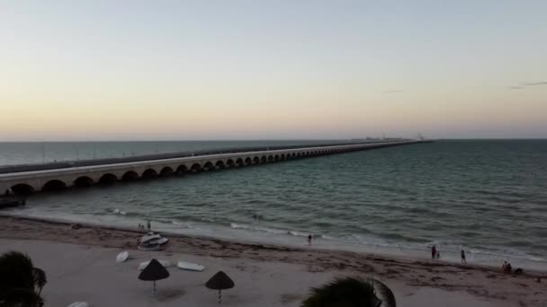 メキシコ湾のビーチタウンでの夕日の空中ビュー — ストック動画