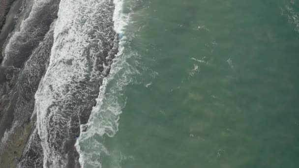 Dalgalar Yeşil Denizde Kayalara Çarpıyor — Stok video